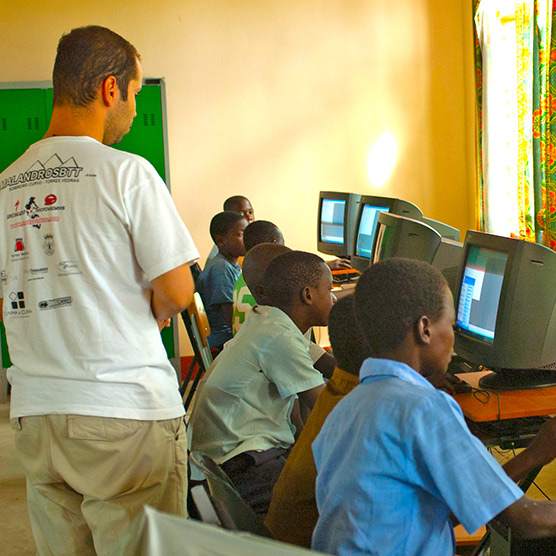 O nosso Designer em Moçambique como voluntário nas aulas de informática Image